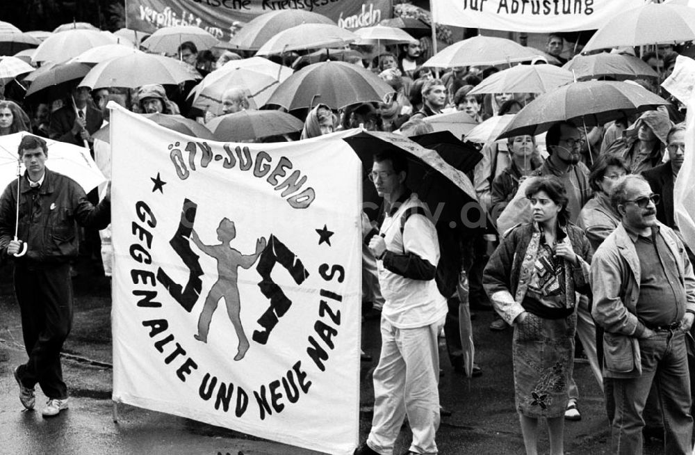 DDR-Bildarchiv: Berlin - Kundgebung vom Weltfriedenstag im Kleistpark Berlin 01.09.92 Foto: ND/Lange Umschlagnummer: 1129