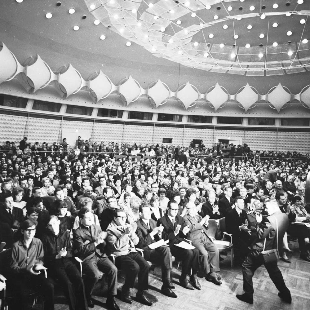 Berlin: Kundgebung zum Ostermarsch in der Kongreßhalle am Alexanderplatz. Foto: Schmidtke