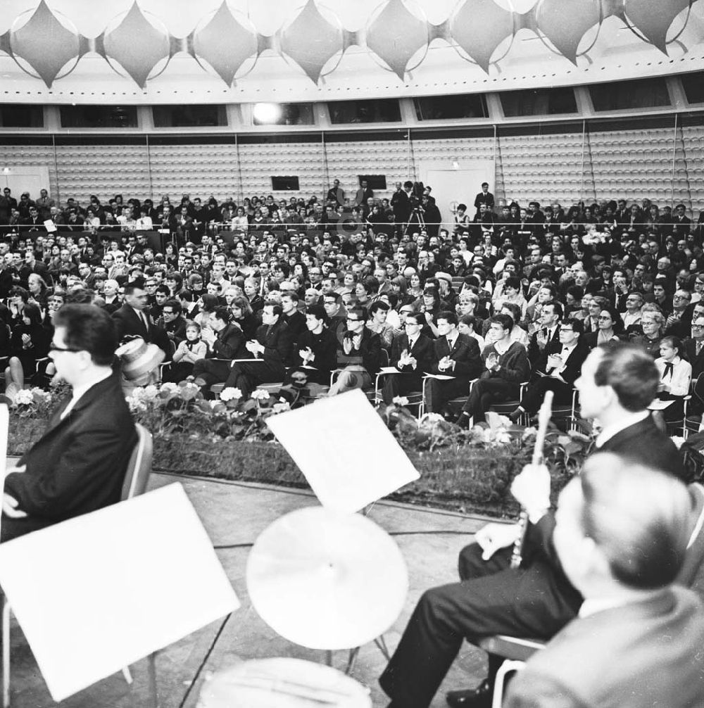 DDR-Bildarchiv: Berlin - Kundgebung zum Ostermarsch in der Kongreßhalle am Alexanderplatz. Foto: Schmidtke