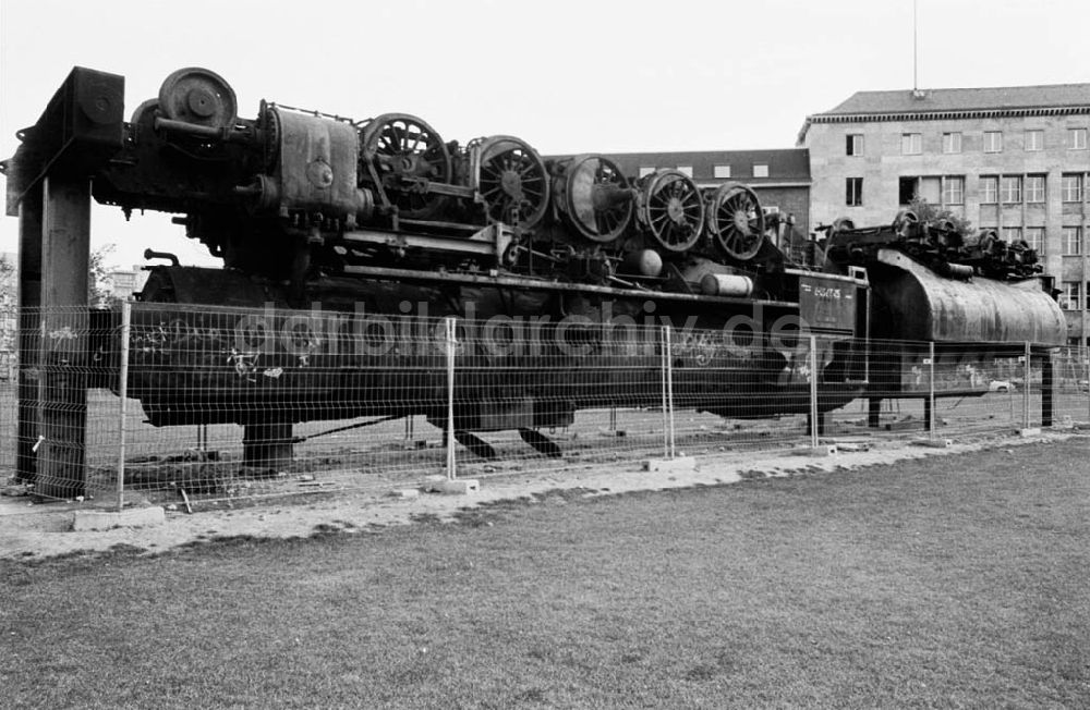 DDR-Fotoarchiv: Berlin - Kunstaktion Dampflok Foto: Winkler Umschlagnummer: 1289