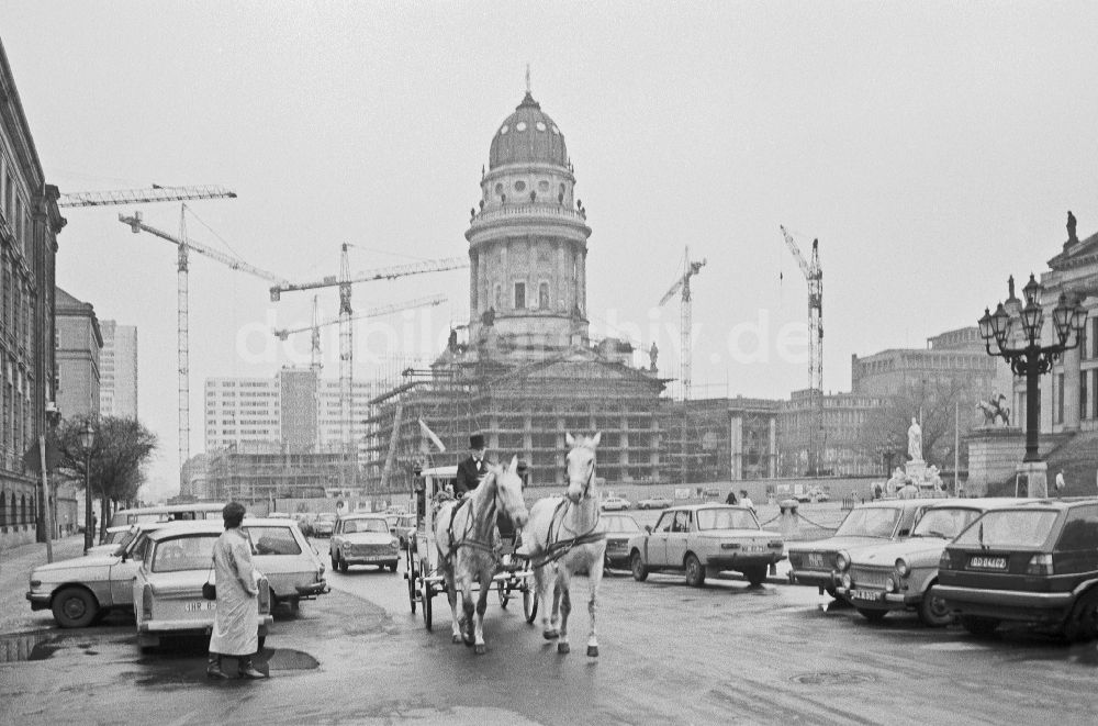 Berlin: Kutsche vor der Dom- Fassade Deutscher Dom am Schauspielhaus in Berlin in der DDR