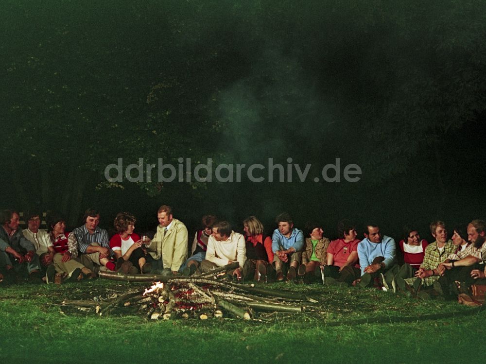 DDR-Bildarchiv: Horka - Lagerfeuer als Szenenbild Porträt eines Mittelpunktes in Horka in der DDR