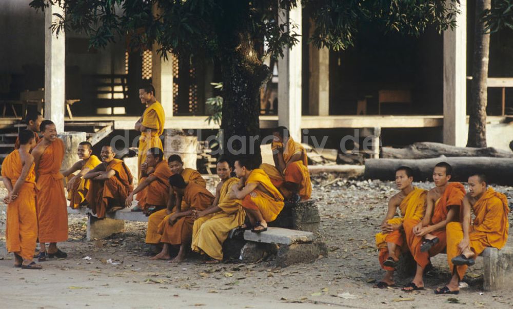 Vientiane: Laos historisch - Buddhistische Mönche 1976