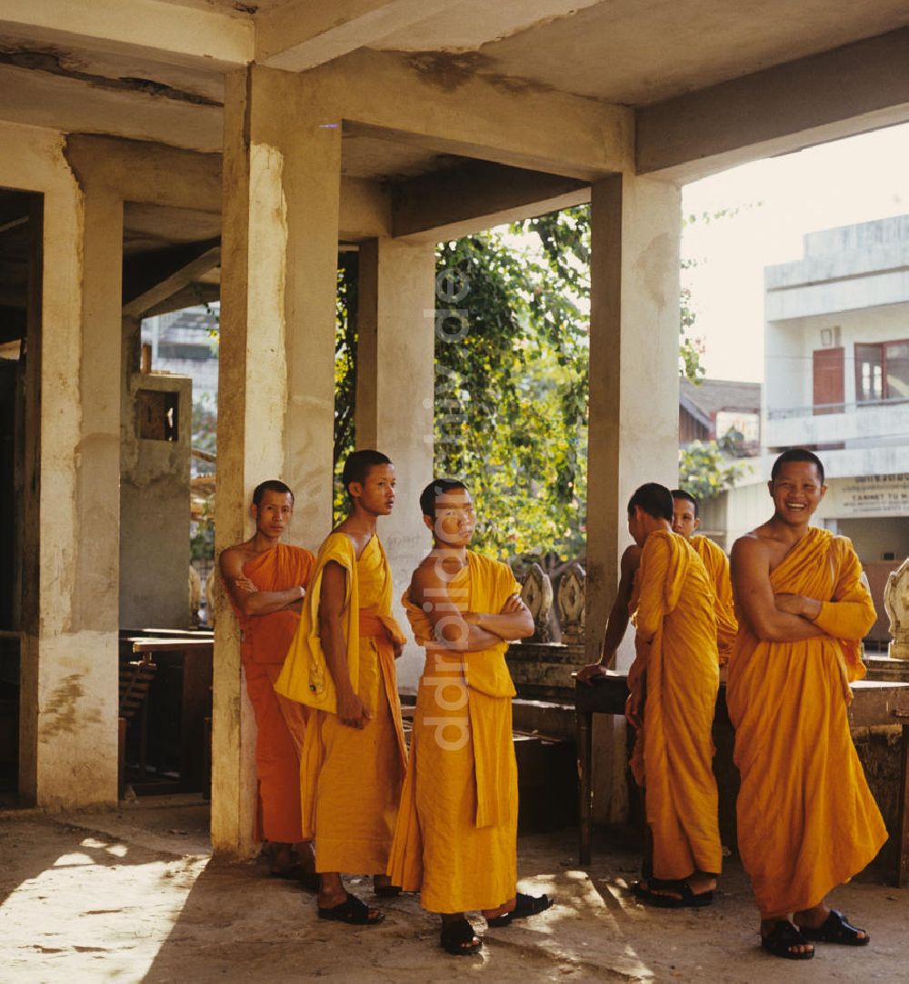 DDR-Fotoarchiv: Vientiane - Laos historisch - Buddhistische Mönche 1976