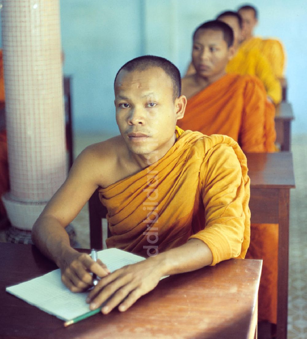 DDR-Fotoarchiv: Vientiane - Laos historisch - Buddhistische Mönche 1976