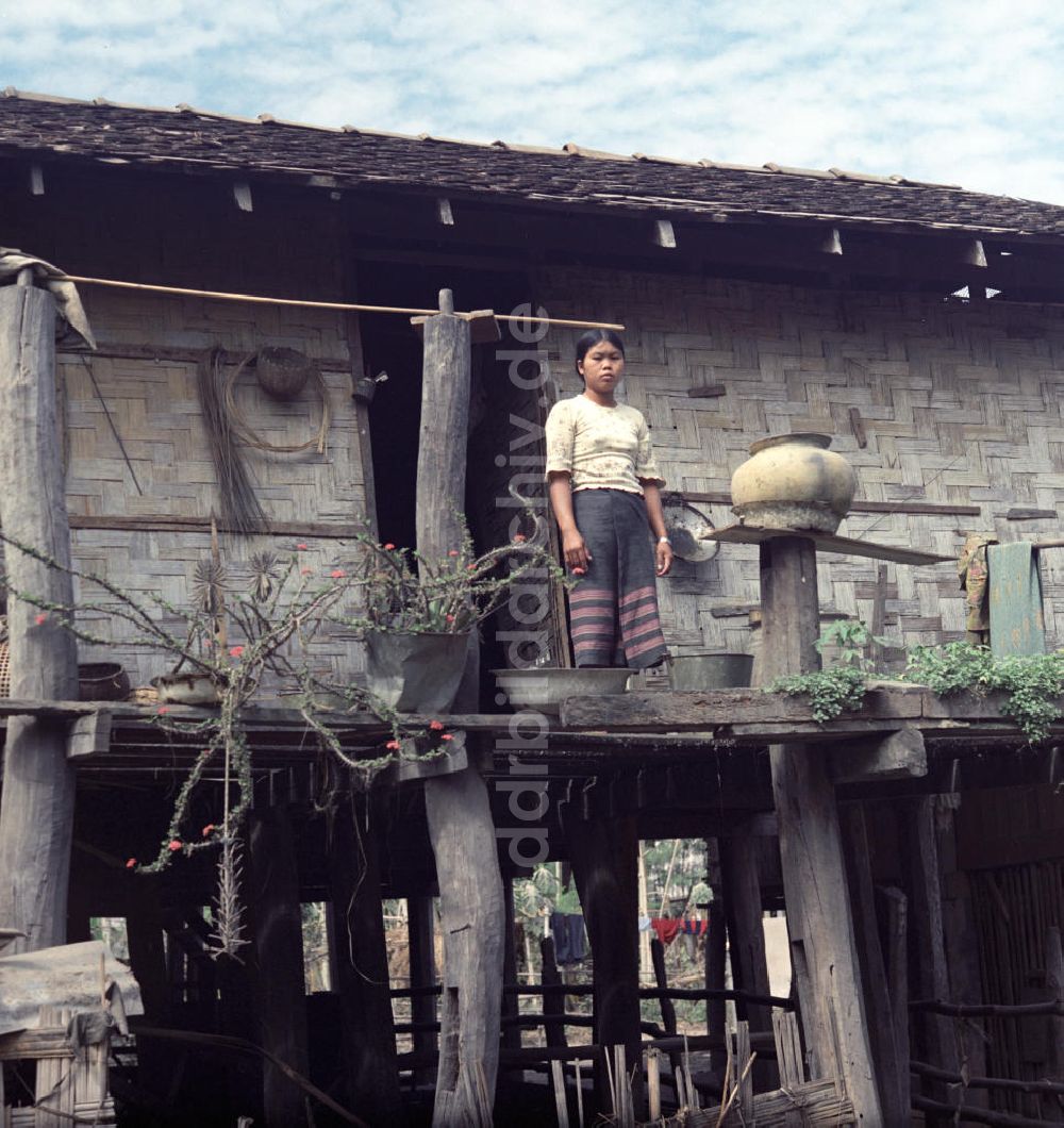 DDR-Fotoarchiv: Vientiane - Laos historisch - Dorf 1976