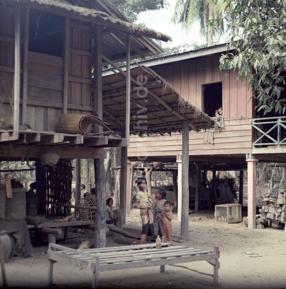 DDR-Bildarchiv: Vientiane - Laos historisch - Dorf 1976