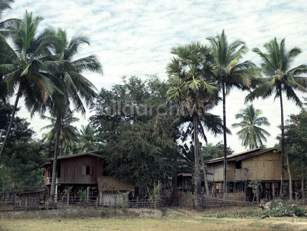 DDR-Fotoarchiv: Vientiane - Laos historisch - Dorf 1976