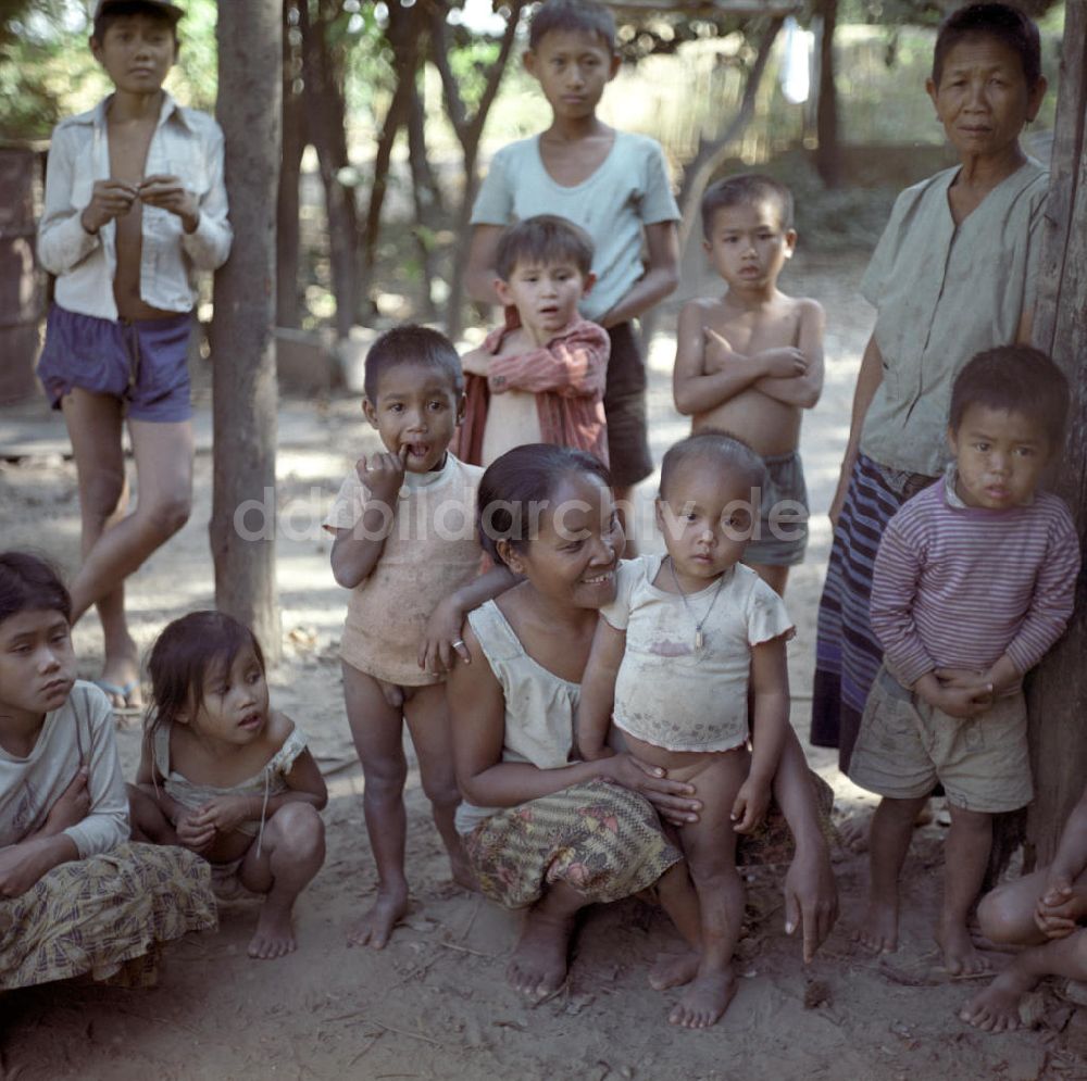 Vientiane: Laos historisch - Dorfkinder 1976