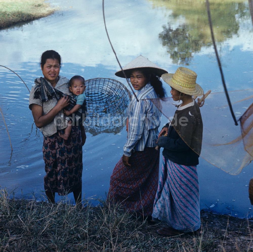 DDR-Bildarchiv: Nam Ngum - Laos historisch - Am Fluß Nam Ngum 1976