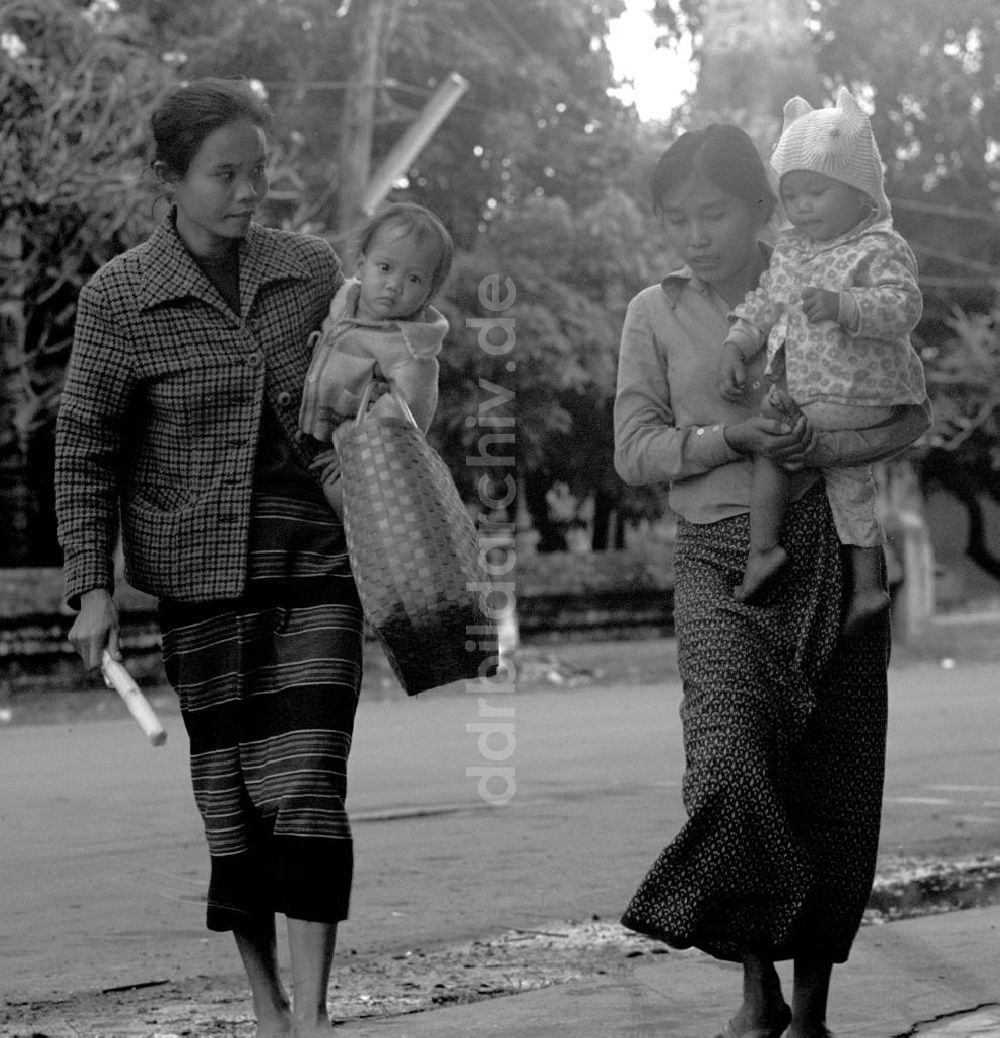 Vientiane: Laos historisch - Frauen mit Kindern 1977