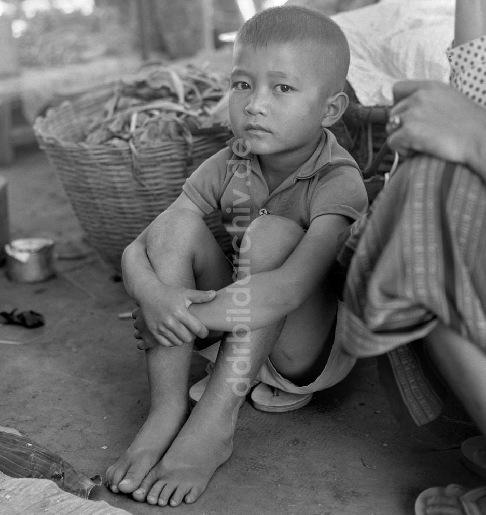 Vientiane: Laos historisch - Junge 1976