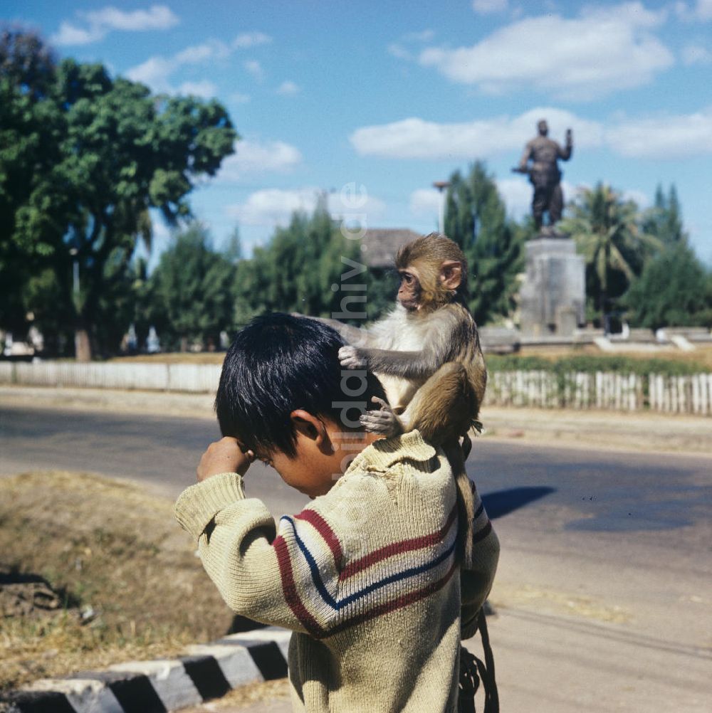 DDR-Fotoarchiv: Vientiane - Laos historisch - Junge mit Affe 1976