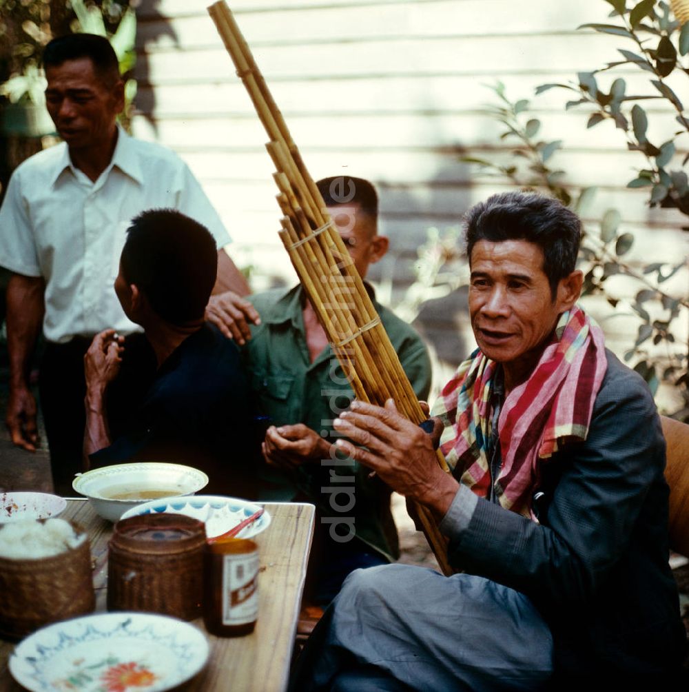 Vientiane: Laos historisch - Khaen-Spieler 1976