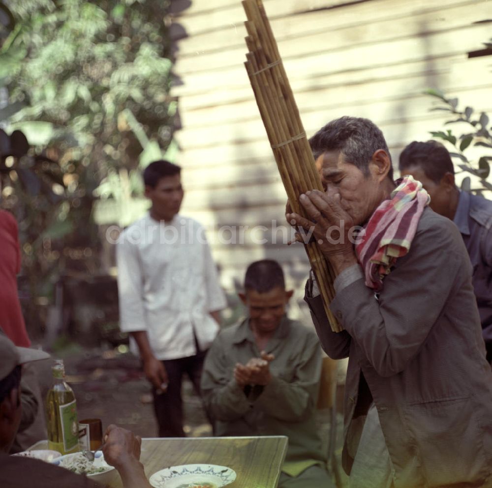 DDR-Fotoarchiv: Vientiane - Laos historisch - Khaen-Spieler 1976