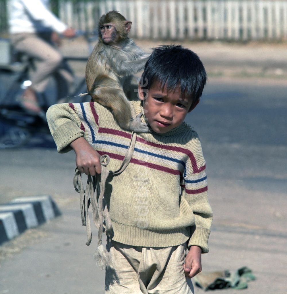 DDR-Bildarchiv: Vientiane - Laos historisch - Kind mit Affe 1976