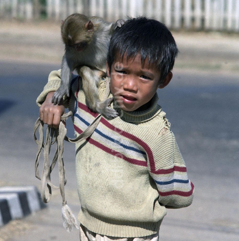 DDR-Fotoarchiv: Vientiane - Laos historisch - Kind mit Affe 1976