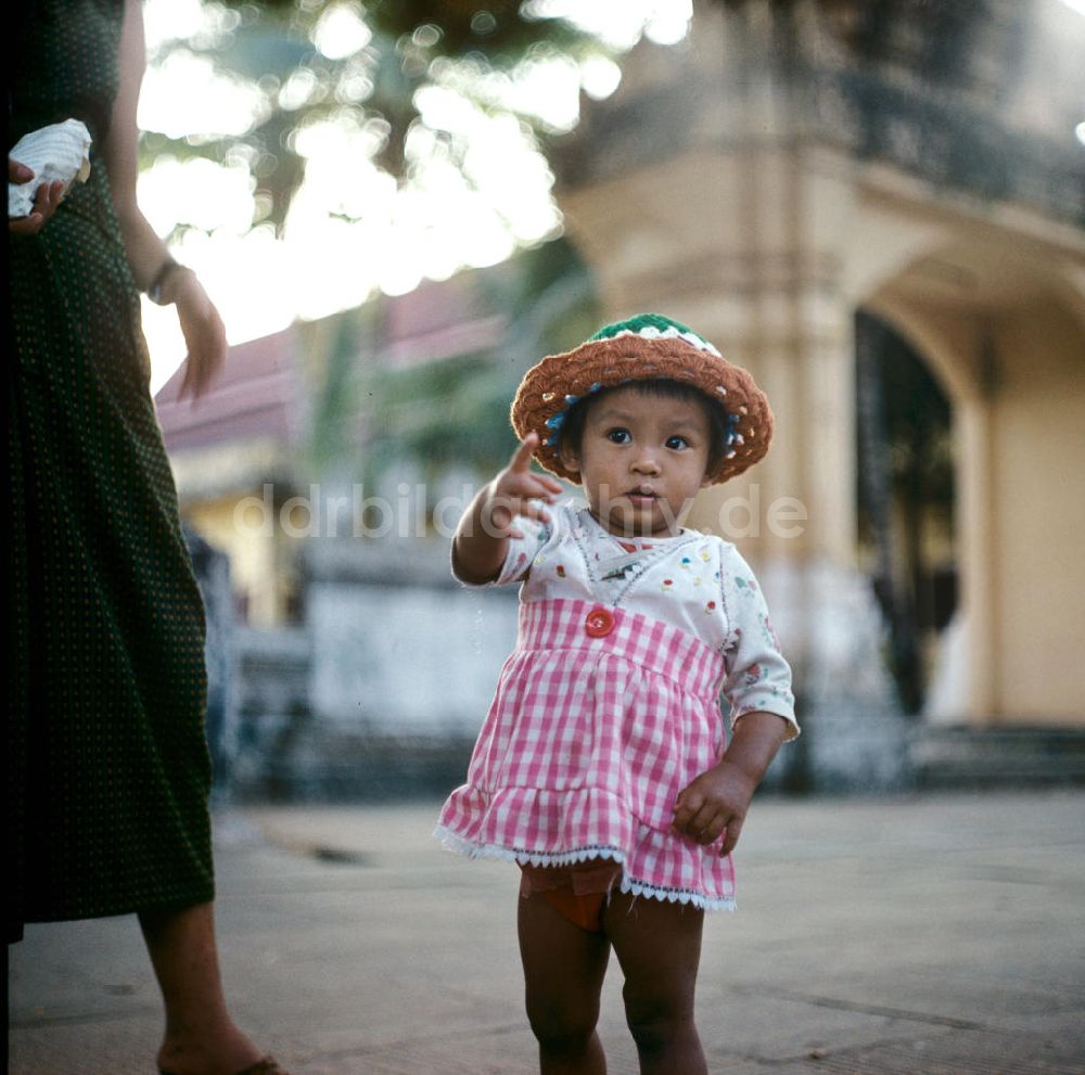 DDR-Bildarchiv: Vientiane - Laos historisch - Kleines Mädchen 1977