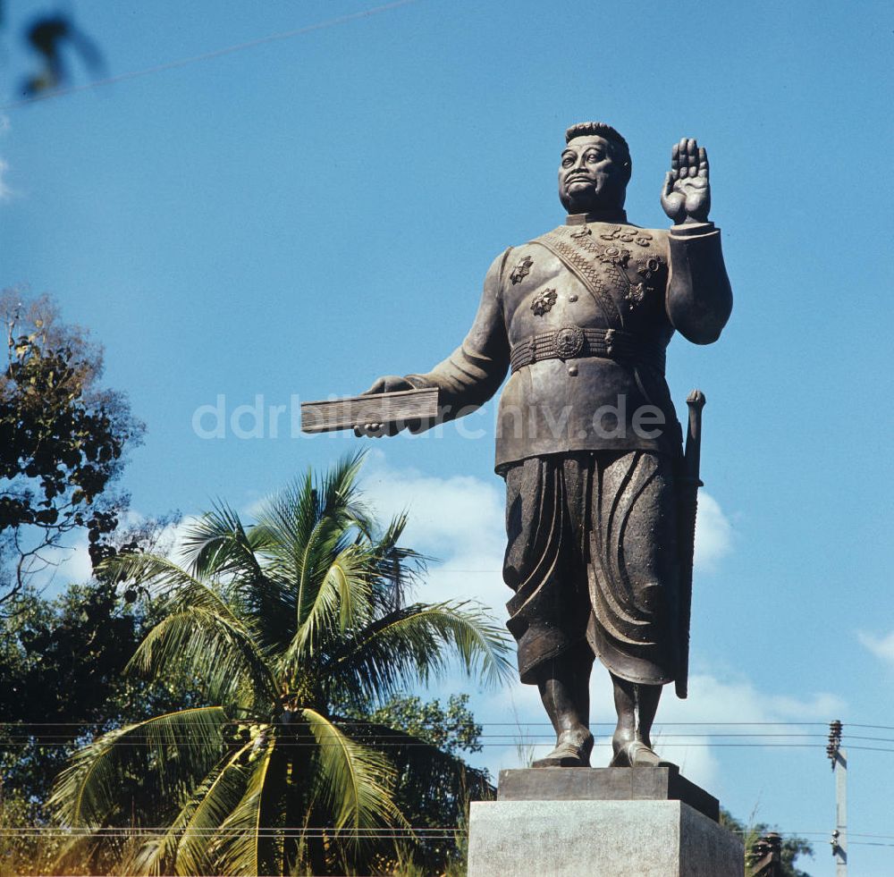 Vientiane: Laos historisch - Königsdenkmal in Vientiane 1976