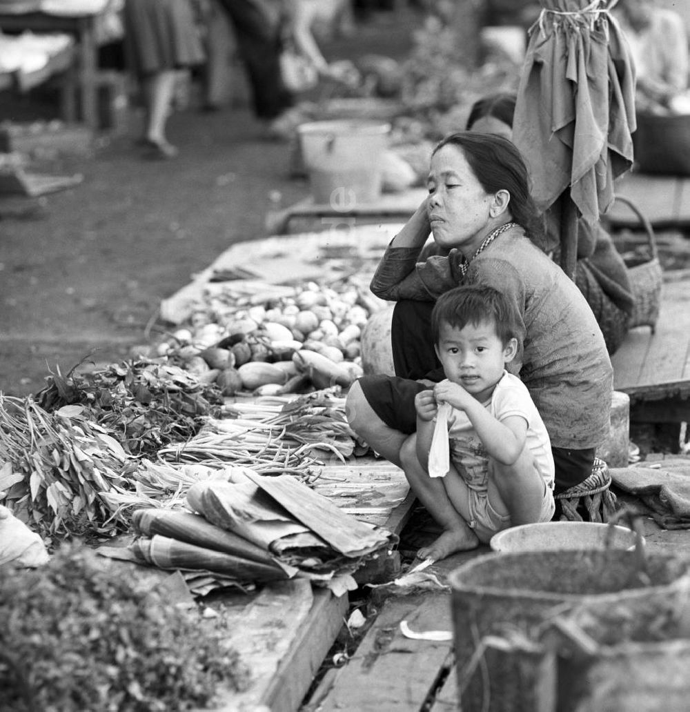 DDR-Fotoarchiv: Vientiane - Laos historisch - Markt 1976