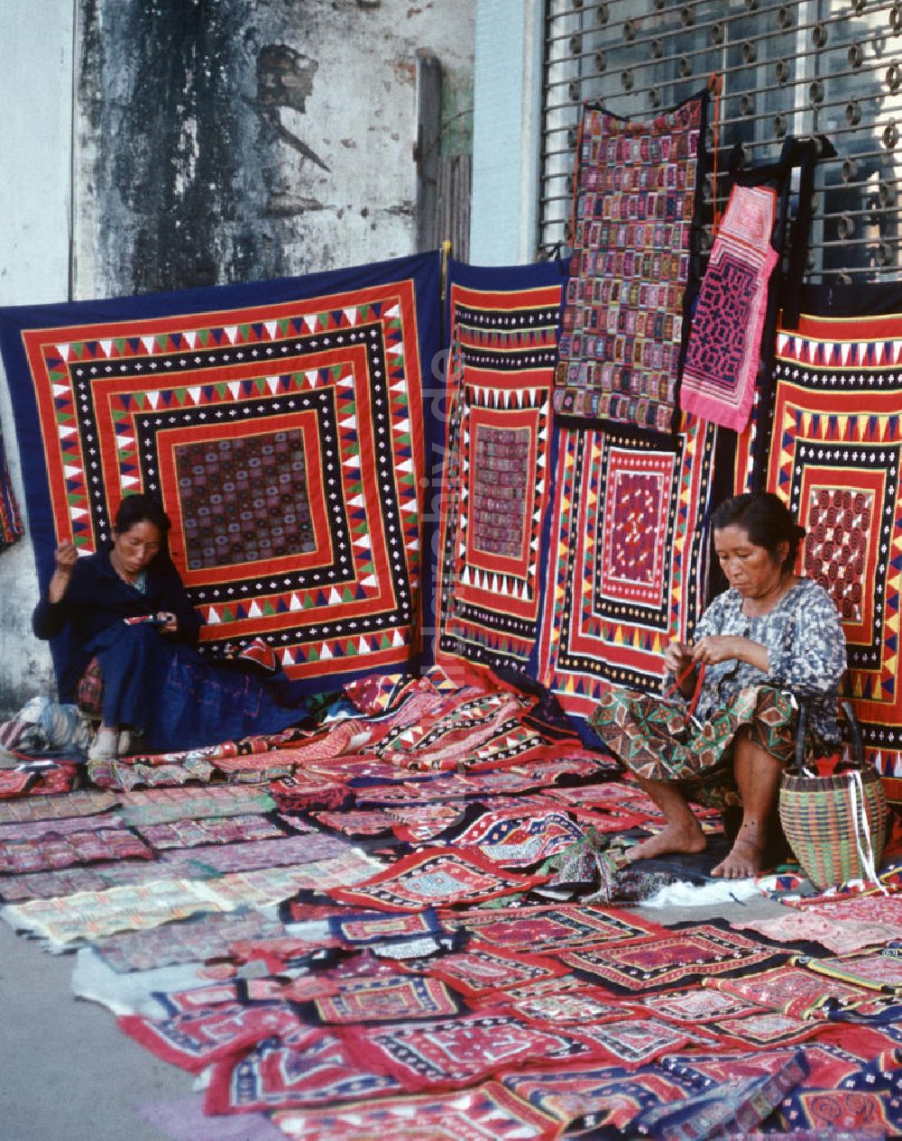 DDR-Bildarchiv: Vientiane - Laos historisch - Meos verkaufen Decken 1976