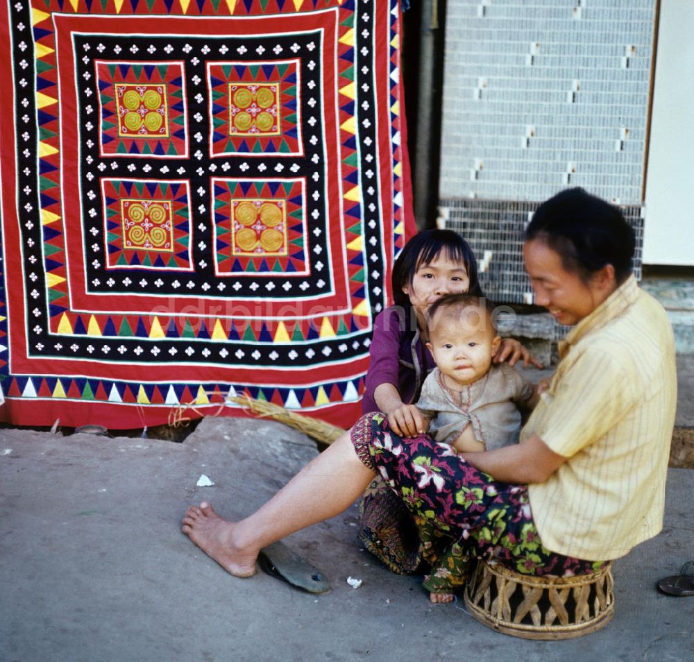 DDR-Bildarchiv: Vientiane - Laos historisch - Meos verkaufen Decken 1976