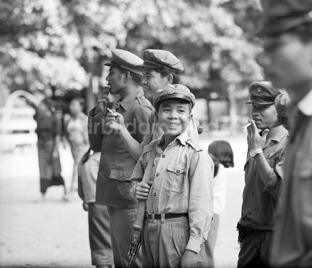 DDR-Bildarchiv: Vientiane - Laos historisch - Milizionäre 1976