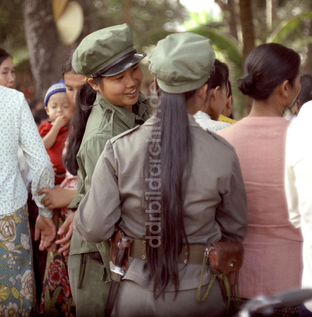 DDR-Fotoarchiv: Vientiane - Laos historisch - Milizionärinnen 1976