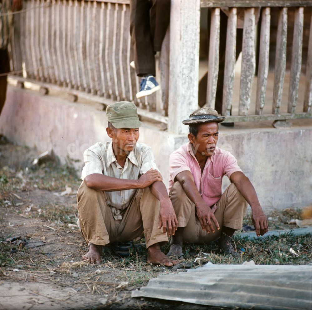 DDR-Fotoarchiv: Vientiane - Laos historisch - Männer 1977