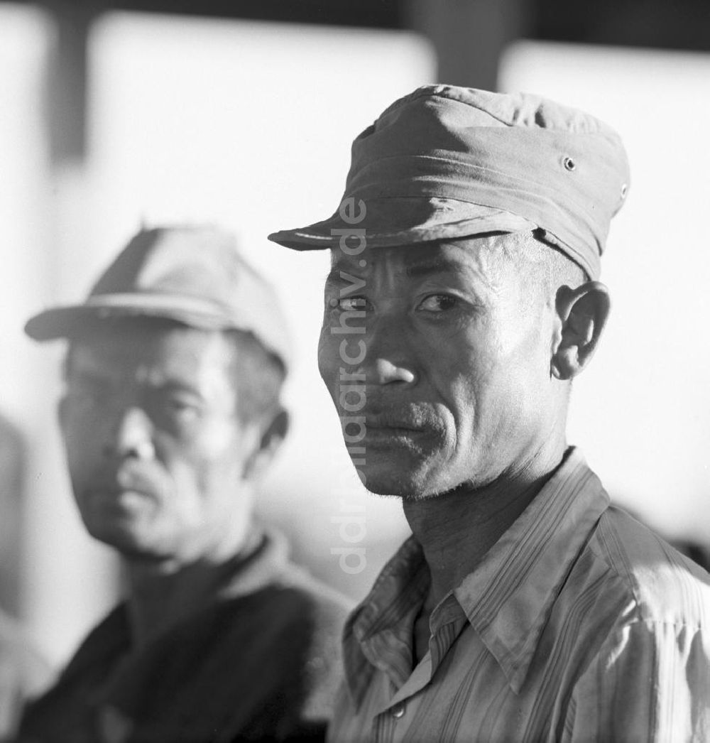 DDR-Fotoarchiv: Vientiane - Laos historisch - Männerporträt 1976