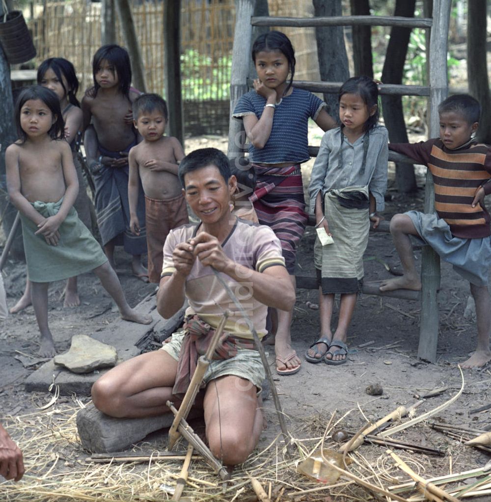 DDR-Bildarchiv: Vientiane - Laos historisch - Rattenfallen 1976