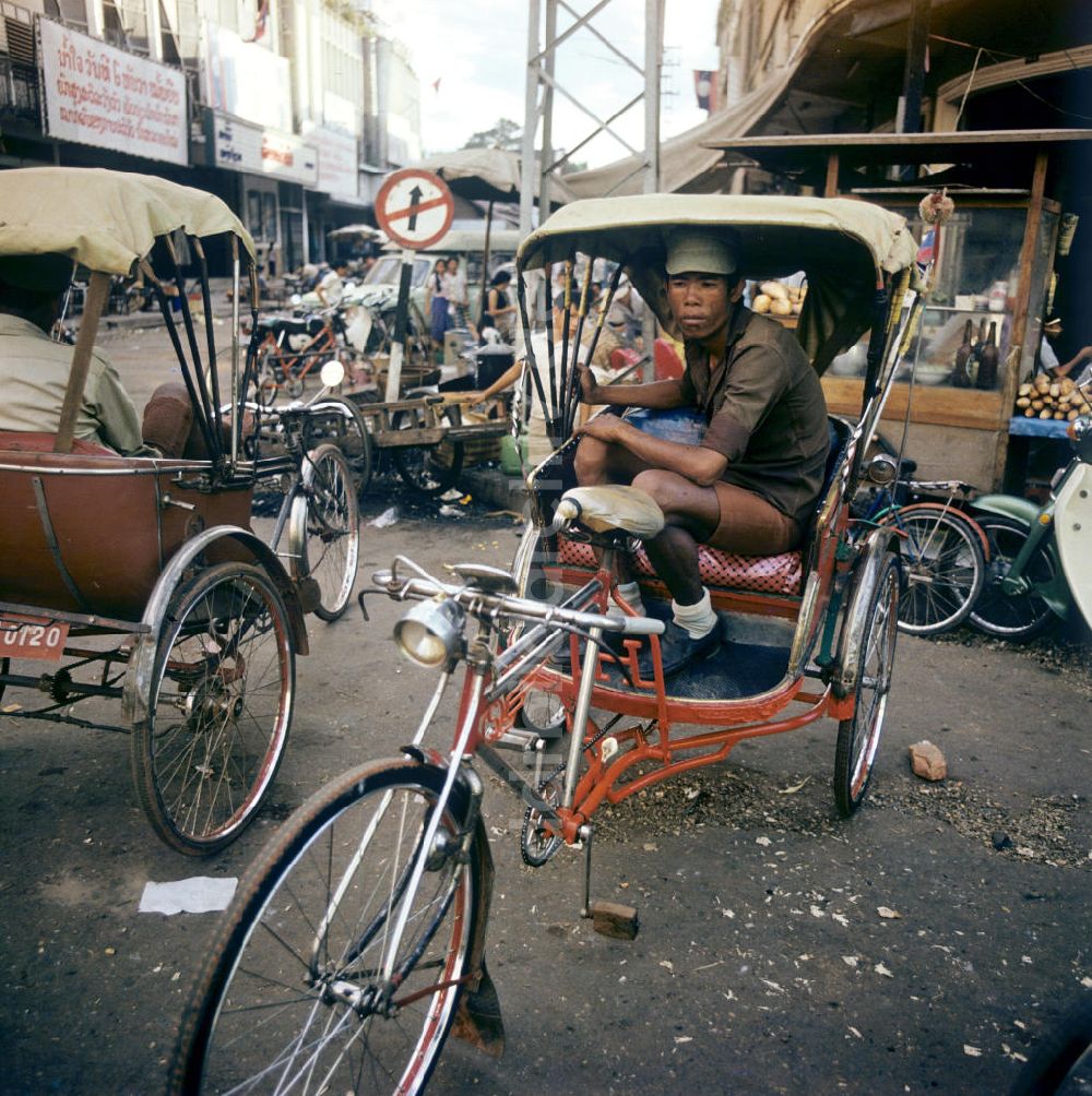 DDR-Fotoarchiv: Vientiane - Laos historisch - Rikscha 1977