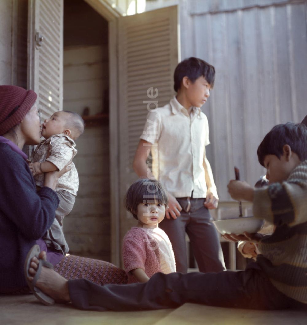 DDR-Bildarchiv: Vientiane - Laos historisch - Slum 1976