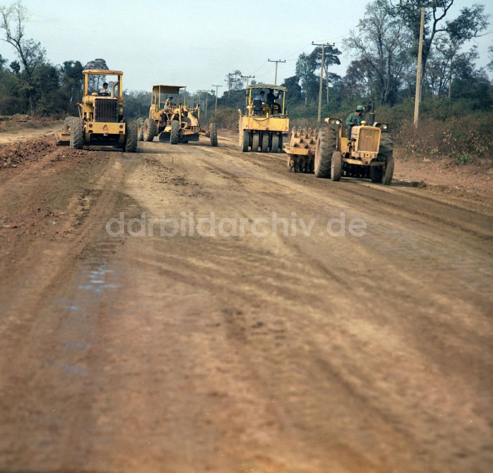 DDR-Bildarchiv: Ang Nam Ngum - Laos historisch - Straßenbau 1976