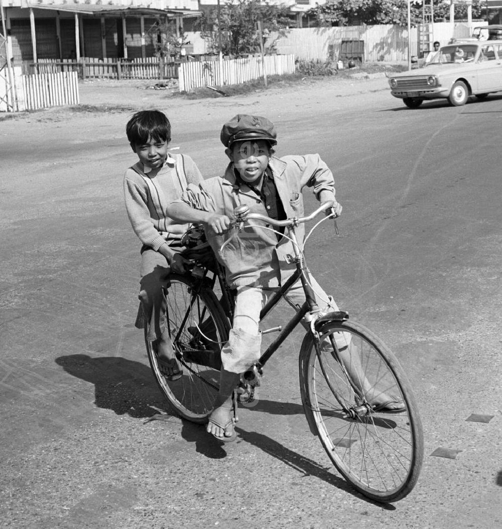 DDR-Bildarchiv: Vientiane - Laos historisch - Straßenszene in Vientiane 1976