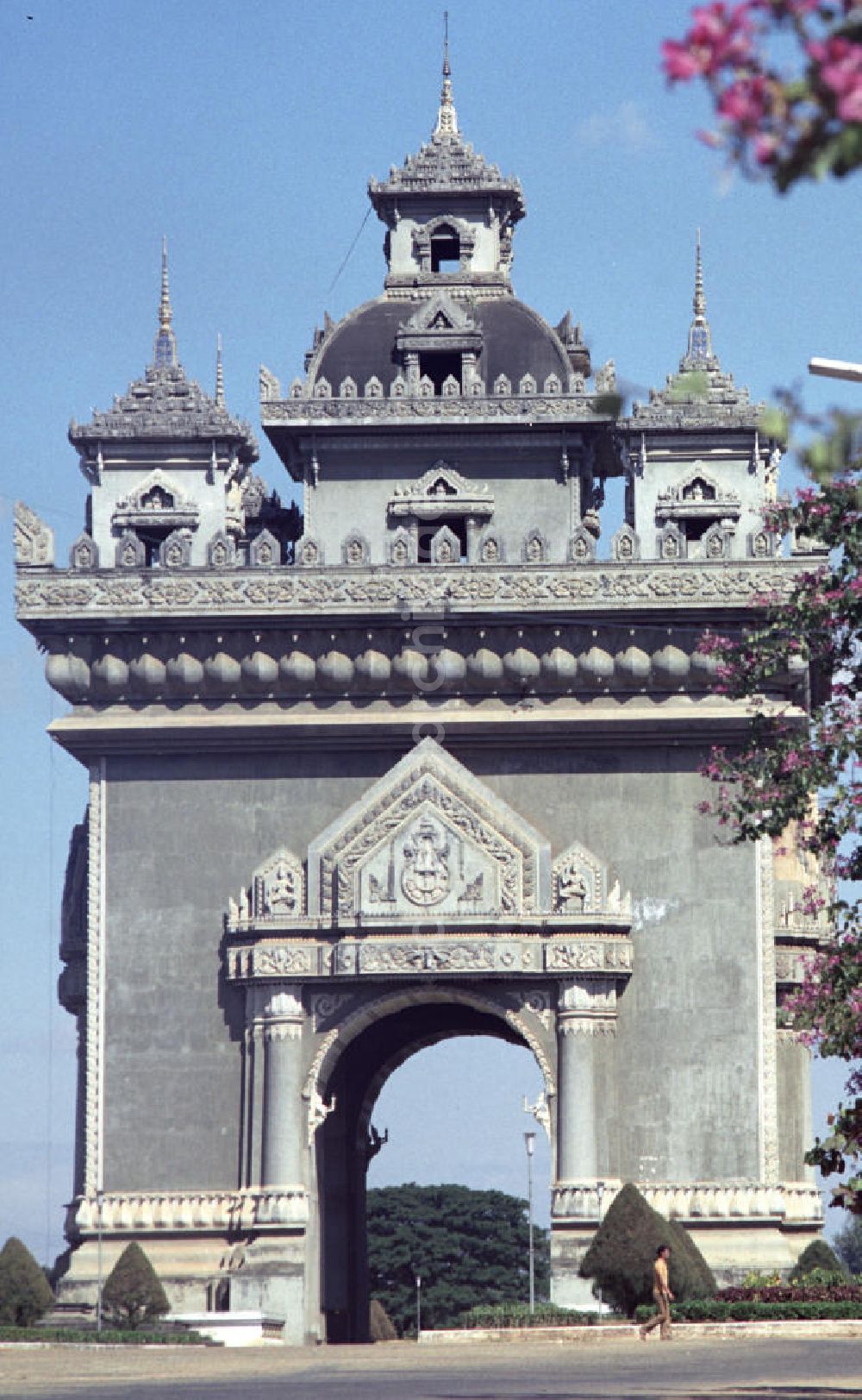 DDR-Fotoarchiv: Vientiane - Laos historisch - Triumphbogen in Vientiane 1976