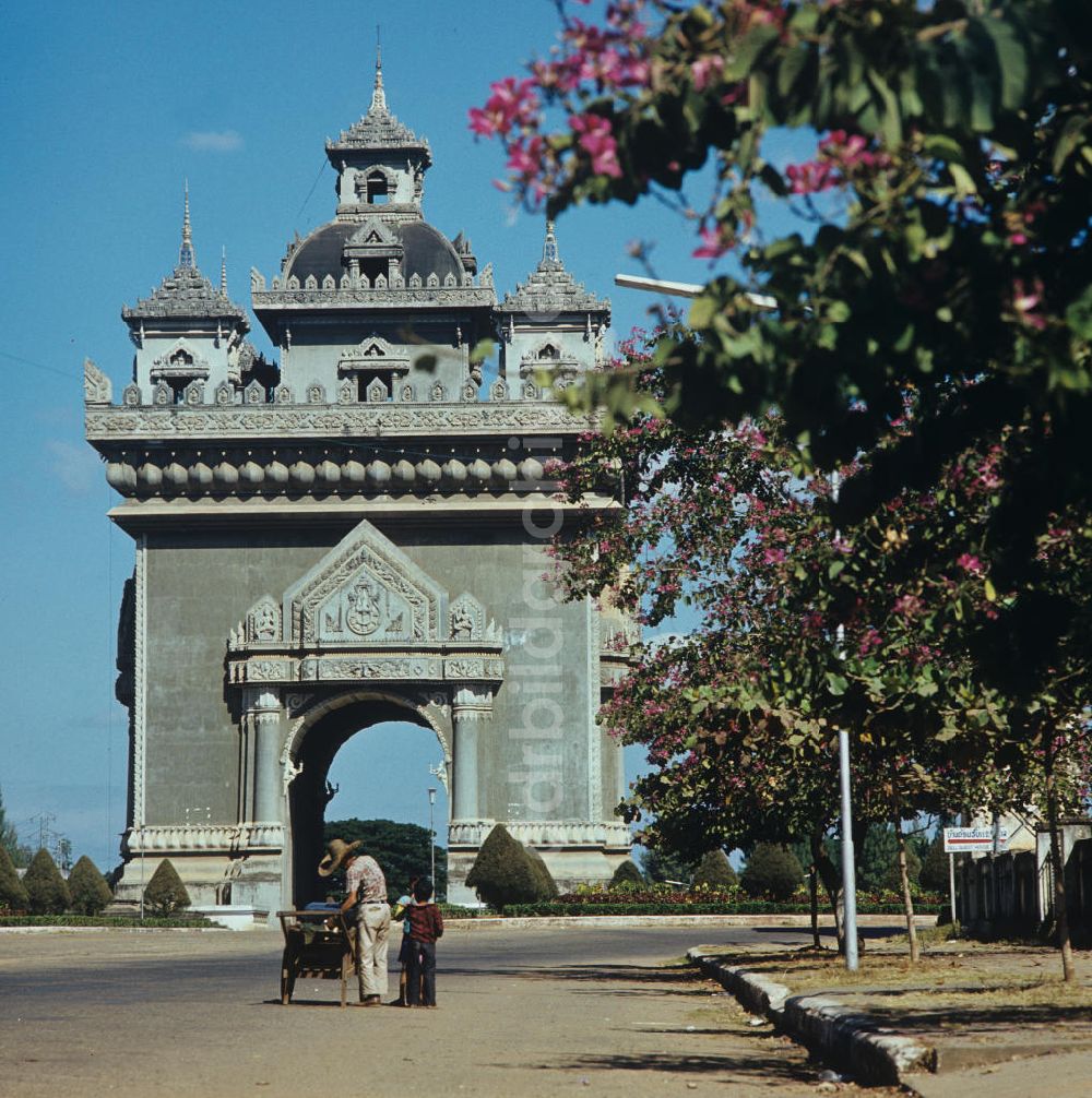 Vientiane: Laos historisch - Triumphbogen in Vientiane 1976