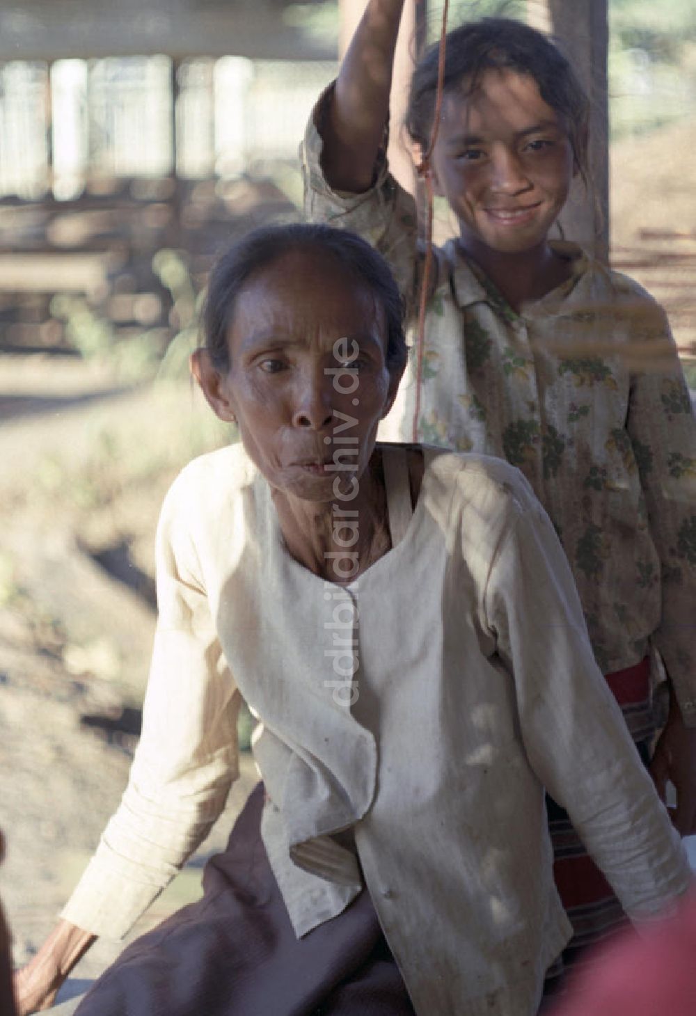 DDR-Bildarchiv: Vientiane - Laos historisch - Weberei 1976