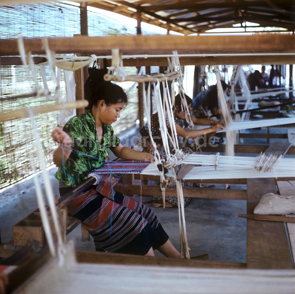 DDR-Bildarchiv: Vientiane - Laos historisch - Weberei 1976