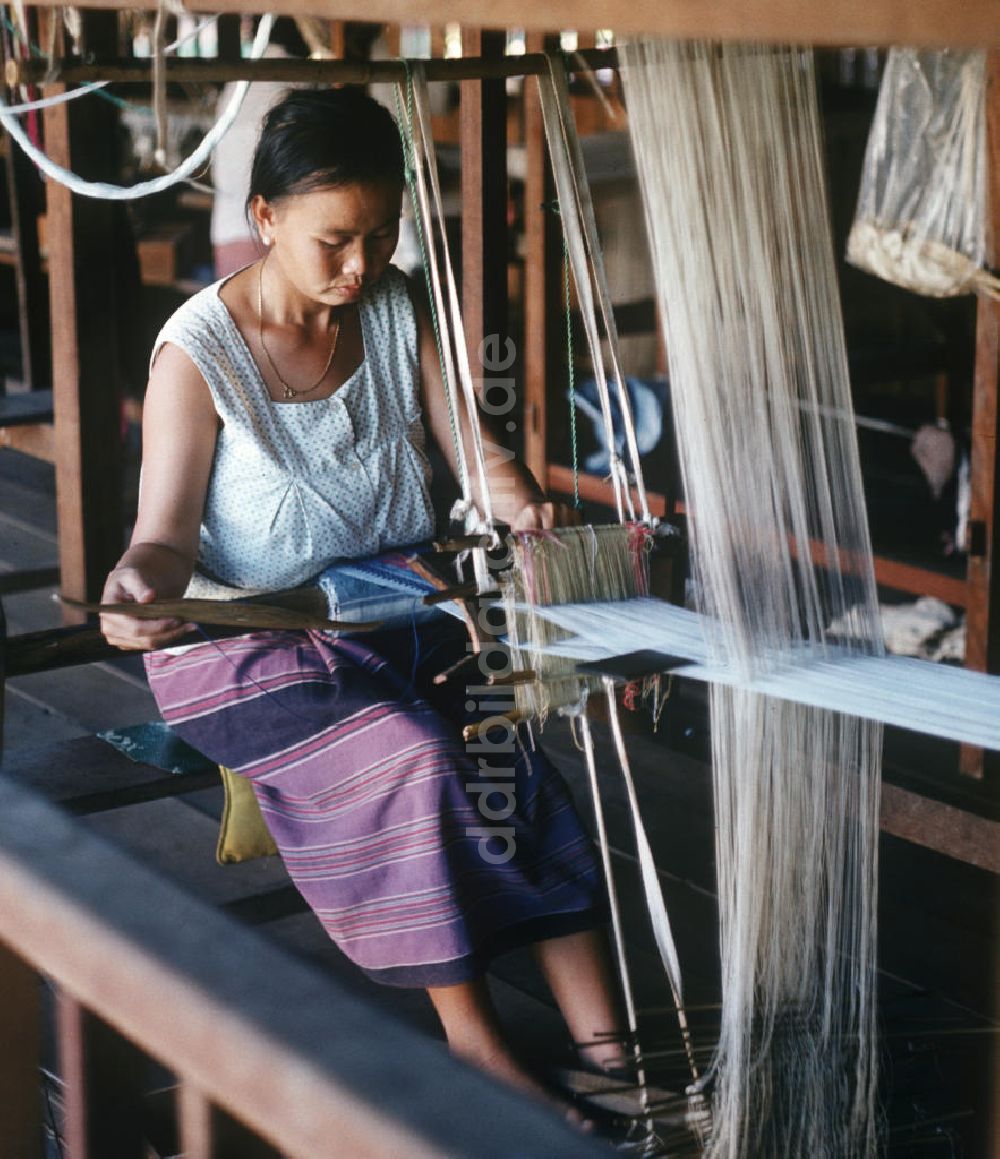 DDR-Fotoarchiv: Vientiane - Laos historisch - Weberei 1976