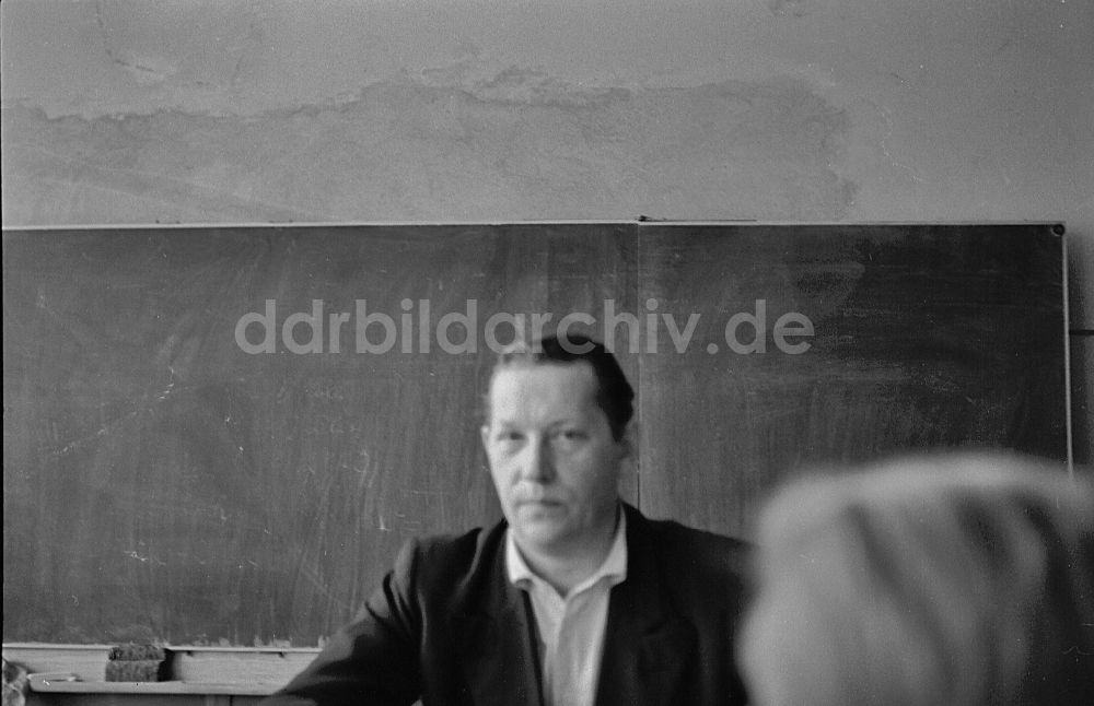 DDR-Bildarchiv: Berlin - Lehrer im Unterricht in einem Klassenraum in Berlin in der DDR