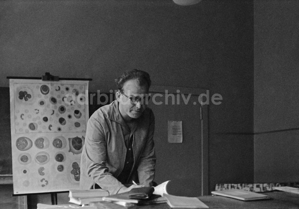 DDR-Bildarchiv: Berlin - Lehrer im Unterricht in einem Klassenraum in Berlin in der DDR