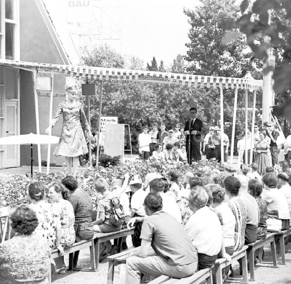 DDR-Fotoarchiv: Leipzig - Leipzig-Makleeberg Landwirtschaftsmesse Foto: Schönfeld