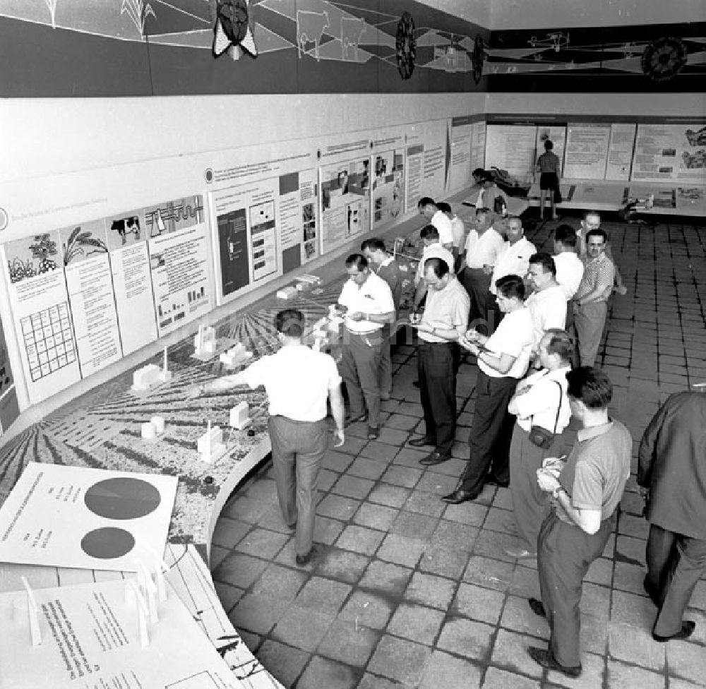 DDR-Bildarchiv: Leipzig - Leipzig-Makleeberg Landwirtschaftsmesse Foto: Schönfeld