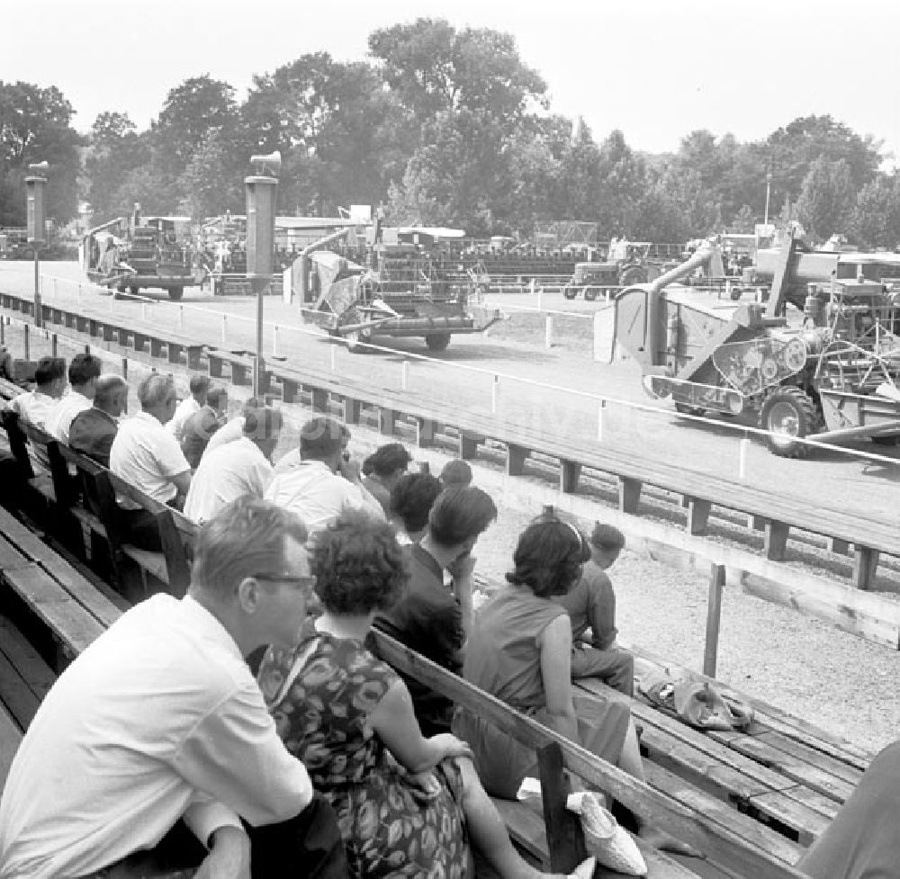 DDR-Fotoarchiv: Leipzig - Leipzig-Makleeberg Landwirtschaftsmesse Foto: Schönfeld