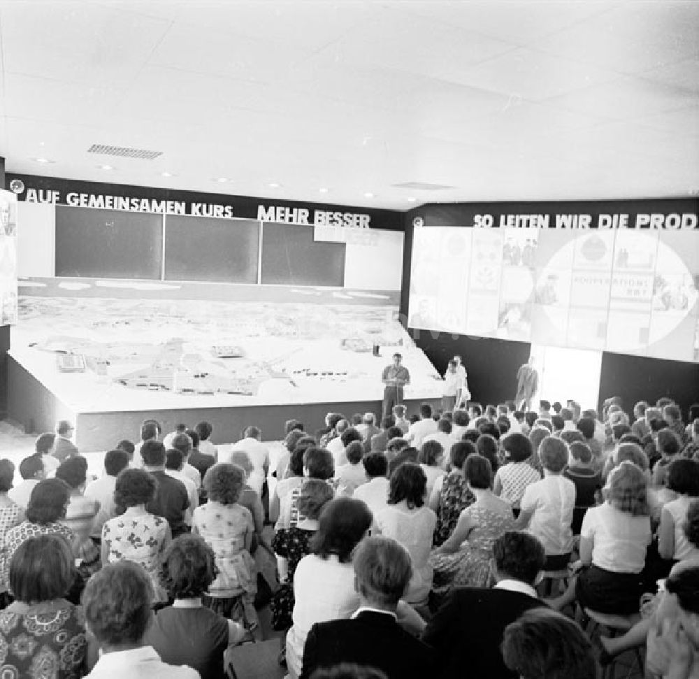 DDR-Bildarchiv: Leipzig - Leipzig-Makleeberg Landwirtschaftsmesse Foto: Schönfeld