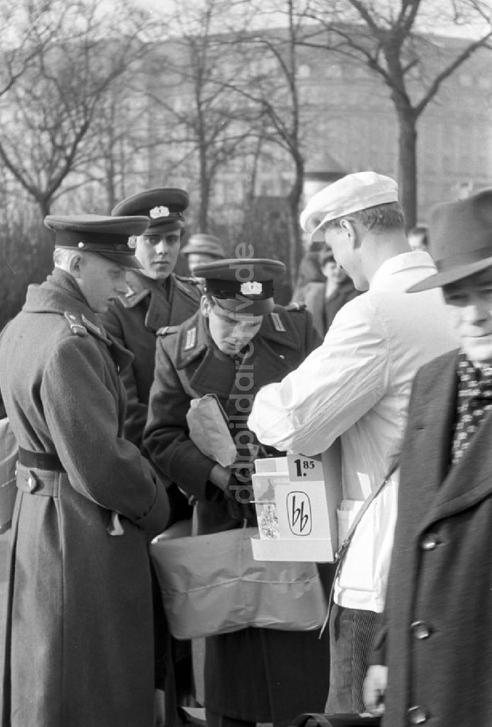 DDR-Bildarchiv: Leipzig - Leipzig - Verkauf der bb-Taschenbücher 1958