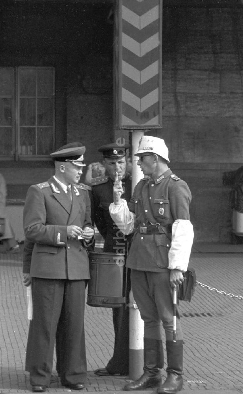 DDR-Bildarchiv: Leipzig - Leipzig - Verkehrspolizist und Rotarmisten 1959