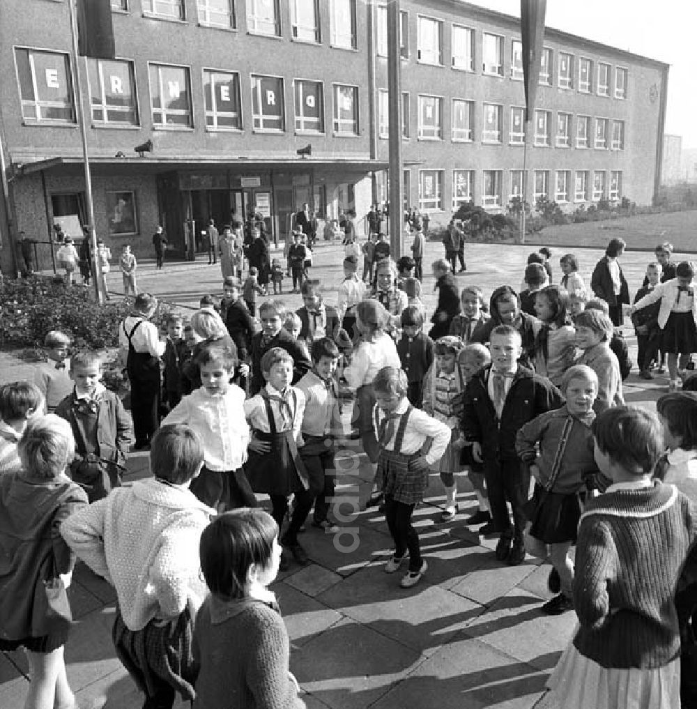 DDR-Fotoarchiv: Leipzig - Leipziger 800 Jahrfeier. Kinder beim Tanzen, vor einem Gebäude. Foto: Schönfeld