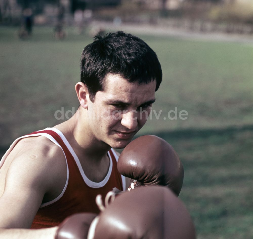 DDR-Bildarchiv: Berlin - Leistungssportler Boxer Bernd Anders in Berlin in der DDR